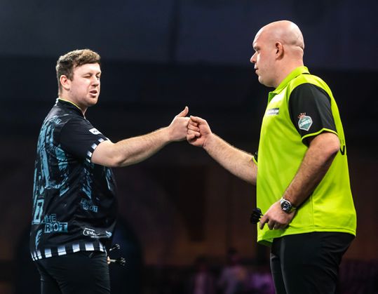 Michael van Gerwen verpest mogelijk familiefeestje op WK darts na wereldpartij tegen Callan Rydz