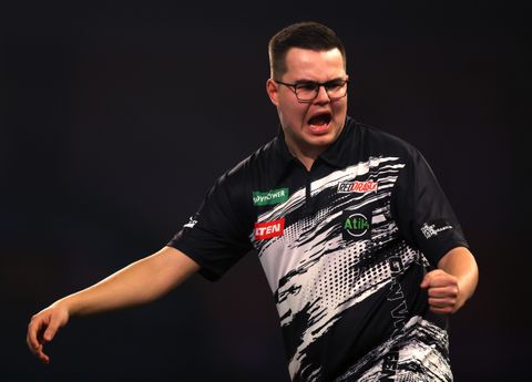 Waanzinnige Gian van Veen straft alle fouten van gefrustreerde Luke Humphries af en staat in halve finale WK darts