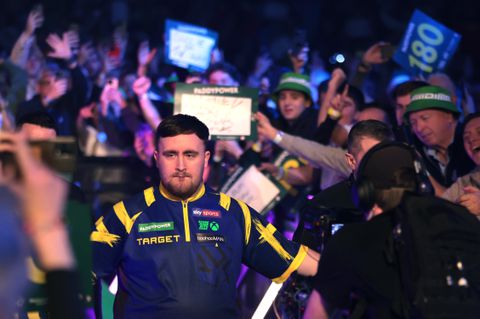 Luke Littler flink uitgefloten bij terugkeer op WK na snerende opmerking, topdarter brult het uit