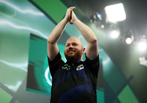 LIVE WK darts | Grote verrassing strijdt tegen legende in kwartfinale, Michael van Gerwen komt met de schrik vrij