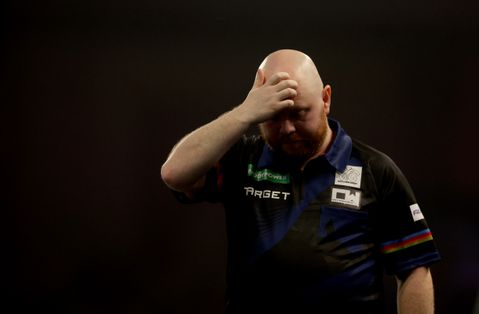 Uitslagen WK darts | Grote verrassing kan niet stunten tegen legende in kwartfinale, Michael van Gerwen komt met de schrik vrij