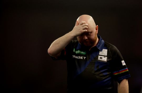Uitslagen WK darts | Grote verrassing kan niet stunten tegen legende in kwartfinale, Michael van Gerwen komt met de schrik vrij