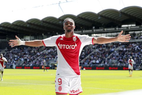 Transfer Deadline Day: Vitesse vangt miljoenen voor Millioen Manhoef, Sylla Sow naar NEC