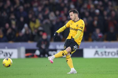 Pablo Sarabia zorgt vanaf 11 meter voor de aansluitingstreffer voor Wolves