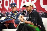 Lewis Hamilton met op de achtergrond Max Verstappen. © Getty Images