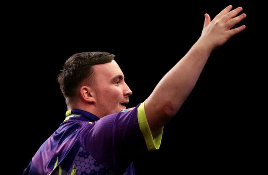 Premier League Darts | Michael Smith wint eerste avond, Luke Littler strandt in halve finale