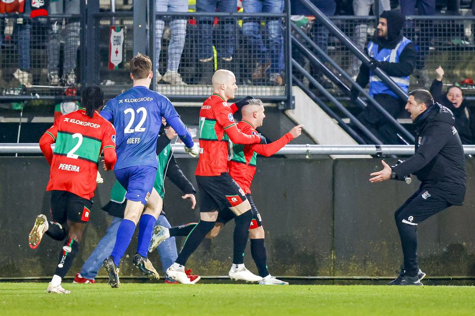 Belabberd PSV morst punten in blessuretijd: gevestigde namen blunderen erop los tegen NEC