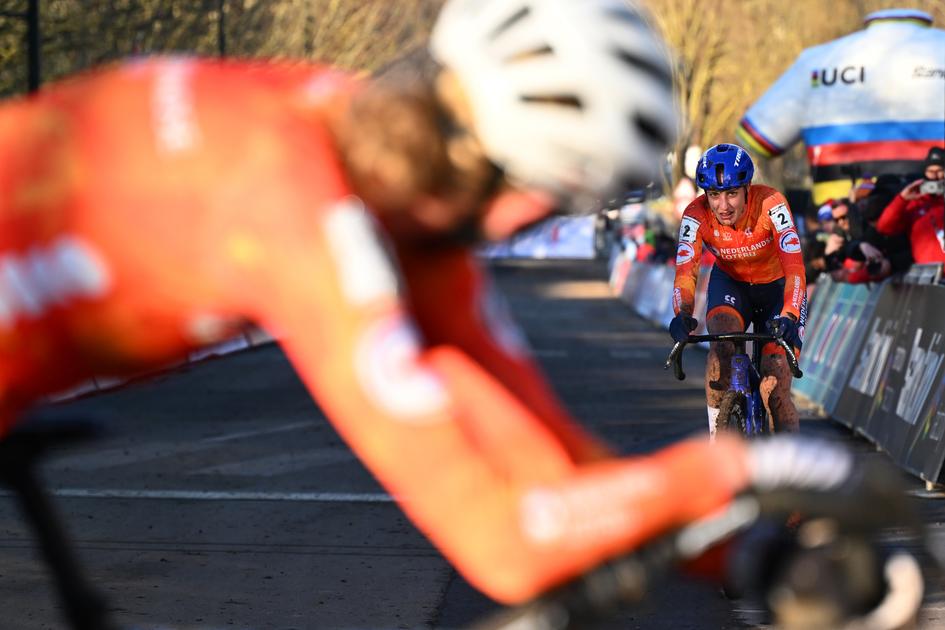 Woede tijdens WK veldrijden na Nederlands gevecht: Lucinda Brand haalt uit naar Fem van Empel