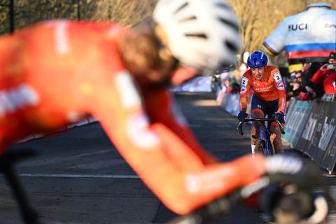 Woede tijdens WK veldrijden na Nederlands gevecht: Lucinda Brand haalt uit naar Fem van Empel
