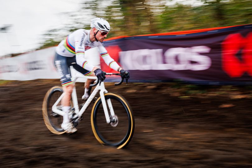 Dit magische apparaatje verricht wonderen bij Mathieu van der Poel: wereldkampioen jaagt pijnvrij op zevende titel