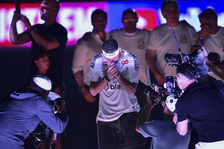 Neymar krijgt emotioneel heldenonthaal bij oude club Brazilië: 'Dit is een voetbalredding'