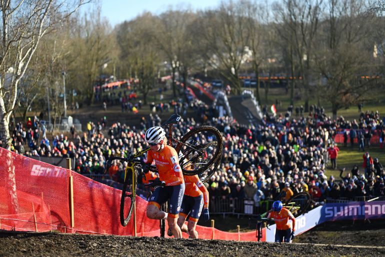 Groot Nederlands feestje bij de vrouwen op WK veldrijden na intens en loodzwaar gevecht