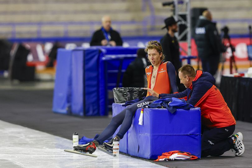 Ervaren Nederlandse schaatsgrootheid (38) begaat kinderlijke fout op World Cup: 'Dat was even paniek'