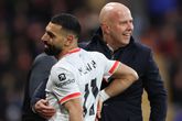 Liverpool-manager Arne Slot bedankt Mo Salah na een heerlijke wedstrijd bij Bournemouth © Getty Images