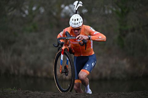 Live WK veldrijden | Koning Mathieu van der Poel geeft show weg en rijdt in zetel naar recordzege