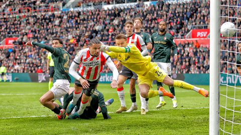 Feyenoord-aanvoerder spreekt openlijk steun uit aan Robin van Persie: 'Je kunt er elke trainer neerzetten'