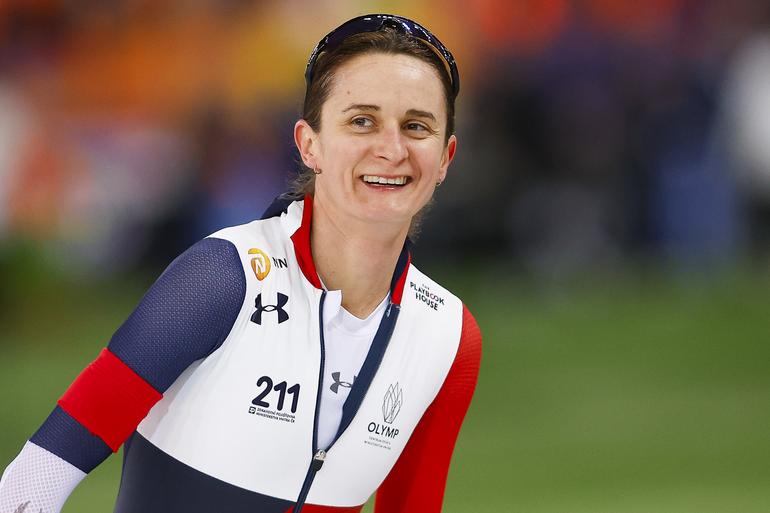Topschaatsster Martina Sablikova poseert met vriendin op speciale plek ...