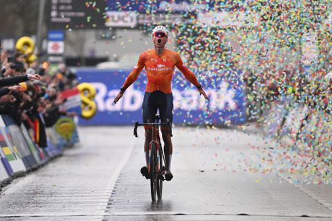 Mathieu van der Poel verklaart oerkreet en bijzondere manier van juichen na achtste wereldtitel: 'Goed moment'