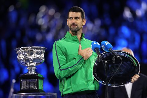 Verliezer Novak Djokovic richt zich tijdens speech op Australian Open tot oud-rivaal: 'Voelde als twee tegen één'