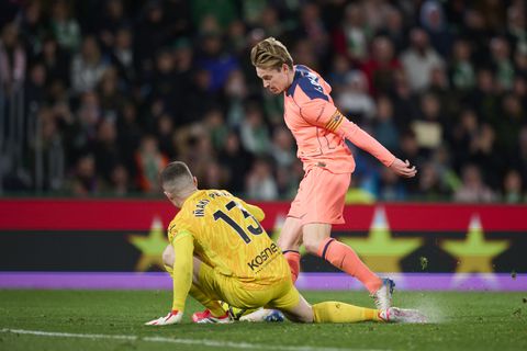 Frenkie de Jong steelt de show met 'Cruijffiaanse' assist bij zege van Barcelona