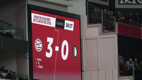 Cynische Feyenoord-fans laten van zich horen tijdens afgang in Eindhoven: 'Wij verliezen elke week'