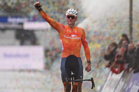 Koning Mathieu van der Poel glansrijk naar absurd aantal wereldtitels, Nederlander explodeert van vreugde