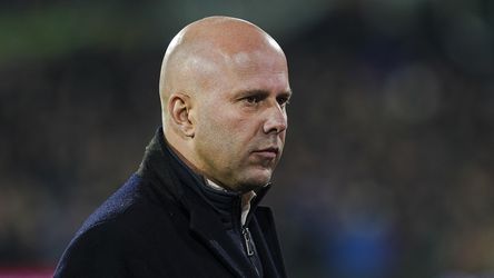 Arne Slot ziet duidelijk verschil tussen Feyenoord en PSV: 'Dan hadden wij ook om de titel gespeeld'