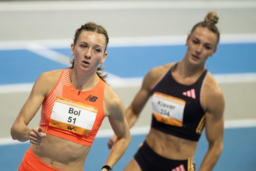 Topfavorieten Femke Bol en Lieke Klaver probleemloos naar halve finale op WK indoor