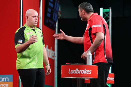 Door blessure vliegt Michael van Gerwen met een van pijn vertrokken gezicht uit de UK Open