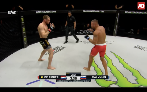 Deceptie Reinier de Ridder: MMA-vechter kansloos in titelgevecht One Championship