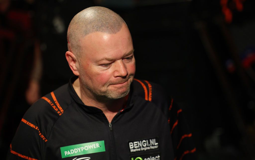 Raymond van Barneveld vliegt meteen uit de UK Open, ook outsider al naar huis