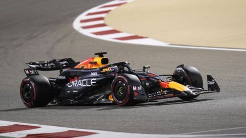 Max Verstapppen blijft Charles Leclerc voor en pakt toch weer pole position voor GP Bahrein