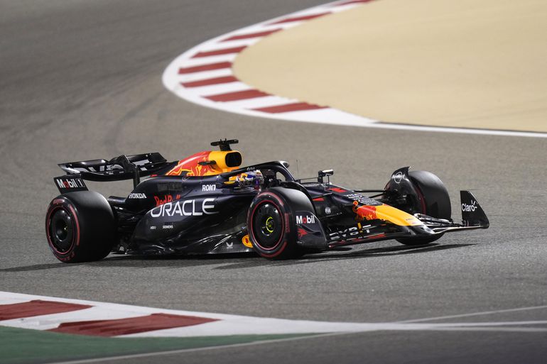 Max Verstapppen blijft Charles Leclerc voor en pakt toch weer pole position voor GP Bahrein