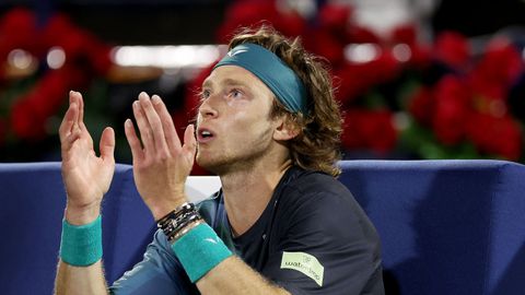 Andrey Rublev gaat los op lijnrechter en krijgt diskwalificatie in halve finale Dubai