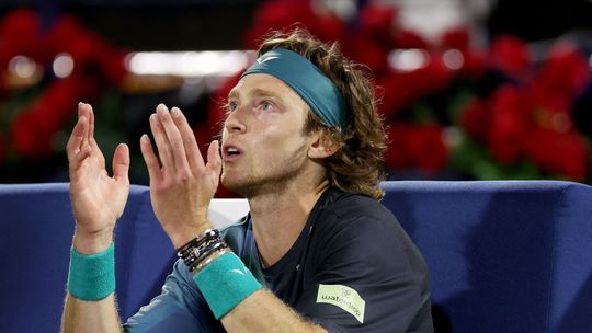 Andrey Rublev gaat los op lijnrechter en krijgt diskwalificatie in halve finale Dubai