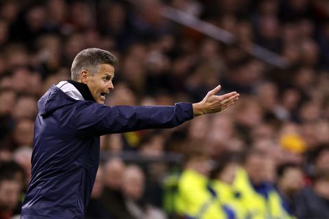 Wie wordt volgend seizoen trainer bij Ajax? Door één naam kan een streep, opvallende sollicitatie uit Engeland