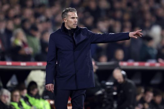 Feyenoord-trainer Robin van Persie gefrustreerd door tijdrekkend NEC: 'Jammer dat dat wordt beloond'