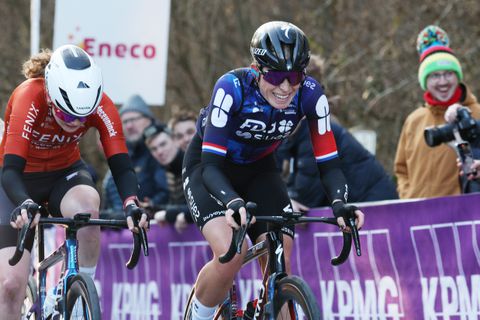 Demi Vollering troeft landgenoten af na overleg tijdens Omloop het Nieuwsblad: 'Wie het best gokt, wint'