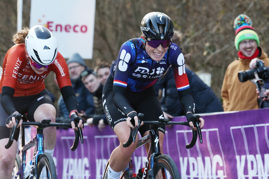 Demi Vollering troeft landgenoten af na overleg tijdens Omloop het Nieuwsblad: 'Wie het best gokt, wint'