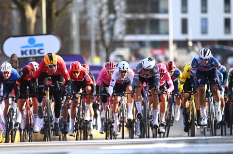 Wielervoorjaar begint met verrassing: Noor zorgt voor enorme stunt in Omloop het Nieuwsblad