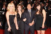 Diego Maradona met zijn ex-vrouw en twee dochters tijdens het filmfestival in Cannes in 2008 © Getty Images.
