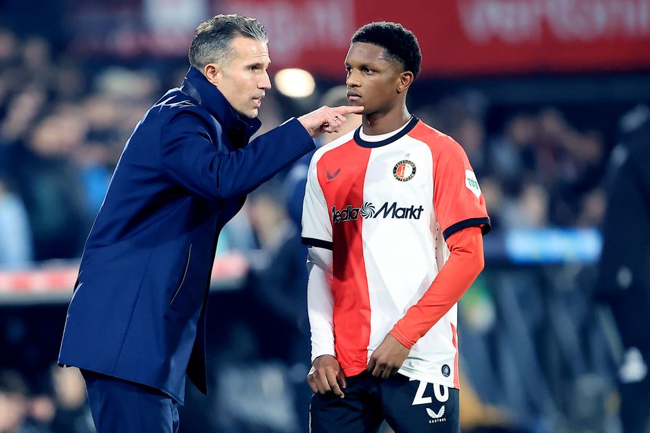 Feyenoorder Givairo Read over samenwerking met trainer Robin van Persie: 'Heel veel uitleg altijd'