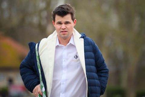 Bizarre spijkerbroek-rel rond sportlegende levert duizenden euro's op voor goed doel