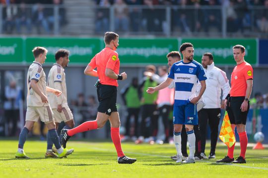 Scheidsrechter Sander van der Eijk zorgt voor veel verbazing na VAR-moment bij PEC Zwolle - Ajax