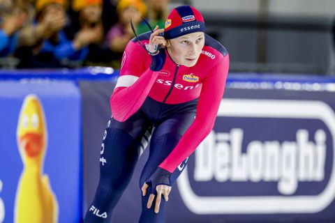 Topschaatser Merijn Scheperkamp moet lachen om grote concurrent op NK sprint: 'Hij is een soort rode draad'
