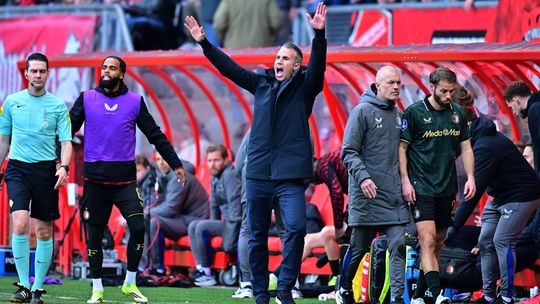 Getergde Feyenoord-trainer Robin van Persie krijgt pijnlijke statistiek onder neus geschoven: 'Die cijfertjes laat ik aan jullie'