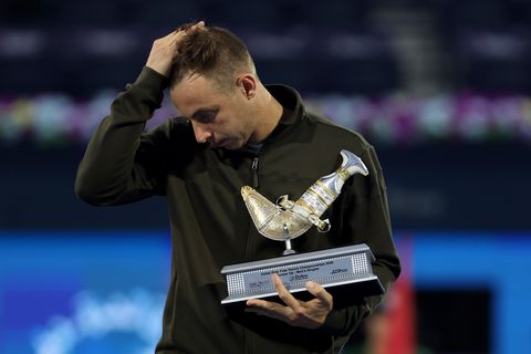 Toptennisser Tallon Griekspoor zit na opgave voor ATP-finale vast in Dubai: 'Vanmorgen trilde het hotel even'