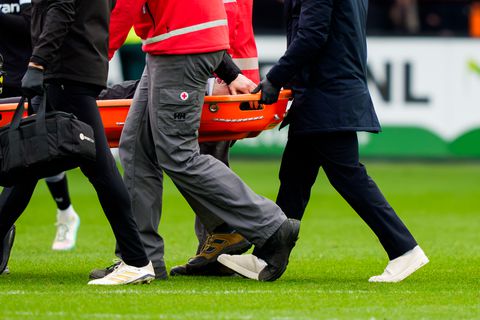 Grote schrik en veel emotie tijdens vreselijk moment bij FC Groningen: smaakmaker per brancard van het veld