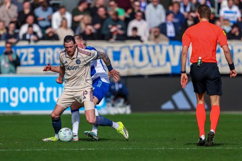 Cynische Ajax-fans keren zich tegen de ploeg tijdens absolute wanvertoning