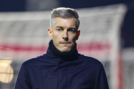 Ontslagen trainer Jong Ajax doet openhartig zijn verhaal over pijnlijk vertrek: 'Verdient niet de schoondheidsprijs'